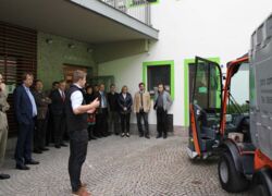 Foto: Franz Höhensteiger erklärt den Bürgermeistern aus dem Landkreis Miesbach das umweltfreundliche Heisswasser-Verfahren