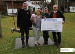 Foto: v.l. Bernhard Huber, Julia Hofner mit Hanna und Sabine Klimke vom Förderverein mit Hans Pichler, Aufsichtsrat der pro communo AG