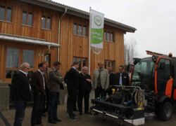 Landrat Rzehak im Gespräch mit dem Team des Maschinenrings