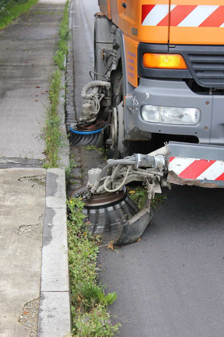 Kehren mit Wildkrautbesen Kehren mit Wildkrautbesen