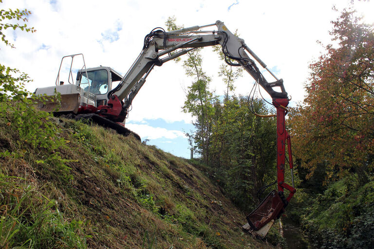 Bagger mit Maehkorb